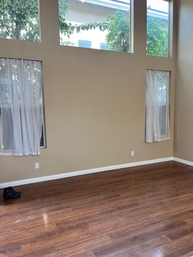 Building Photo - The Meadows Condo in Camarillo