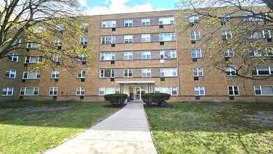 Building Photo - 2025 W Granville Ave