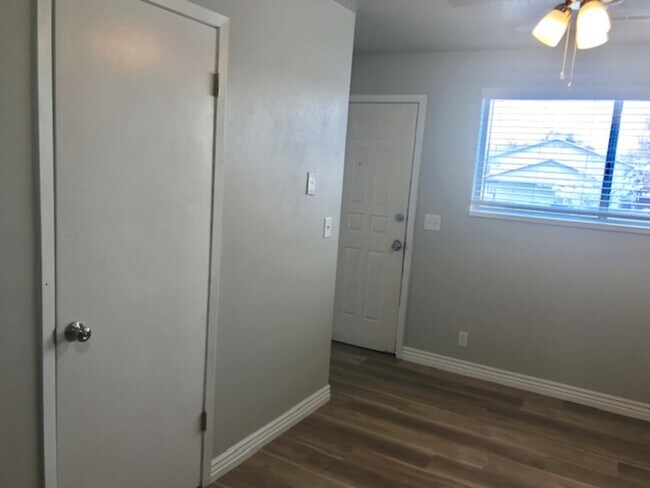 Building Photo - 326 W 4 Plex