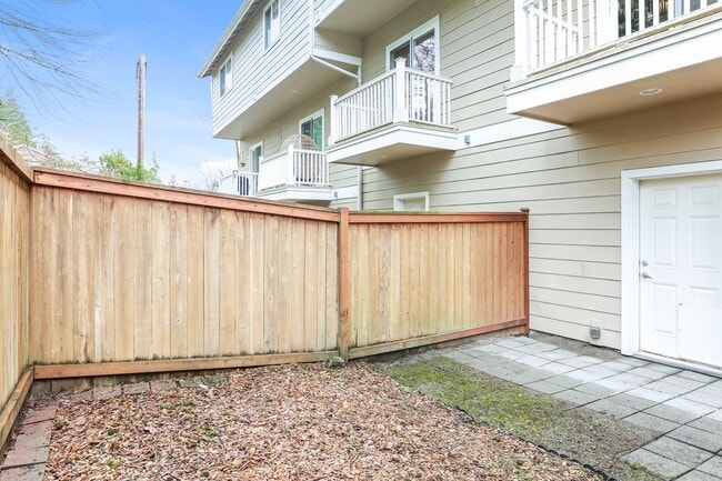 Photo - Bright and inviting townhome located in a charming community in Mountlake Terrace.
