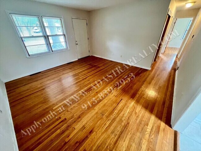 Foto del edificio - Darling 4 Bed 2 Bath Ranch in Olathe-Available NOW!!