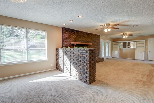 Building Photo - 3 Bedroom 2 Bathroom Home in Wake Village, TX