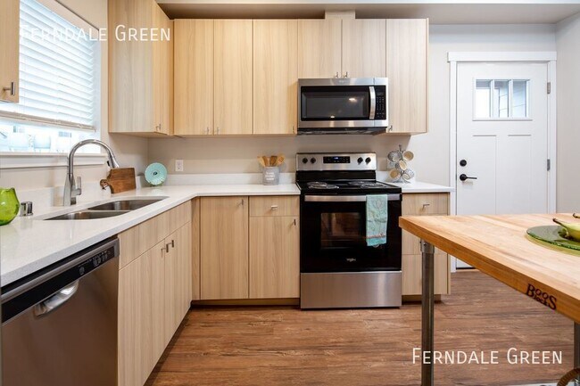 Building Photo - Pet Friendly/Private Owner - 2 Bedroom Tow...