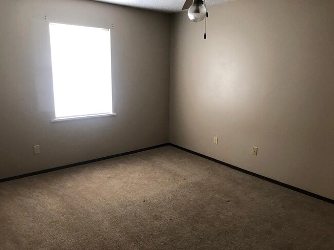 Large master bedroom - 200 Lodge Dr