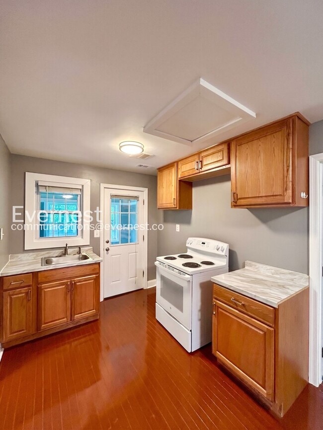 Building Photo - 2 Bed, 1 Bath Home with Off-Street Parking / Pet-Friendly / Available Now!