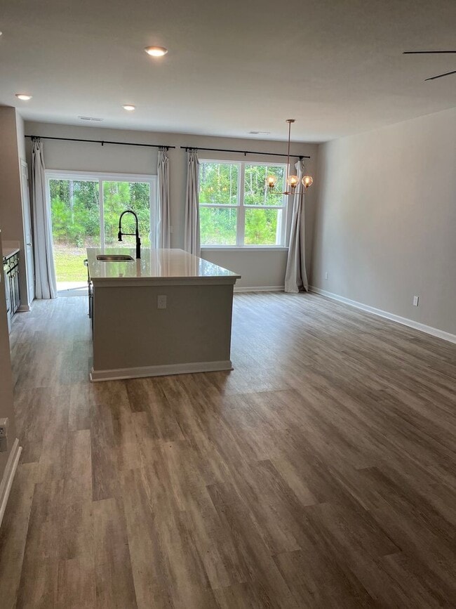 Building Photo - Nice townhome in great location