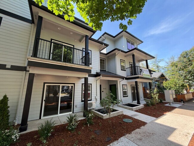Building Photo - Brand New 2 bedroom 1.5 bath unit