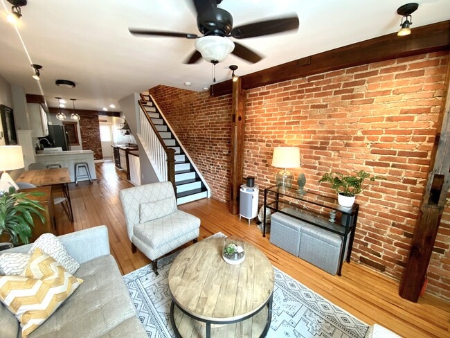 Building Photo - 1406 Andre St