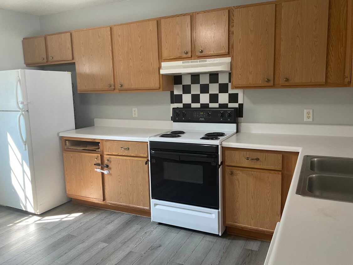 Building Photo - Pleasant two bedroom one and a half bath town home. Close to schools, Camp Lejeune, area beaches,...