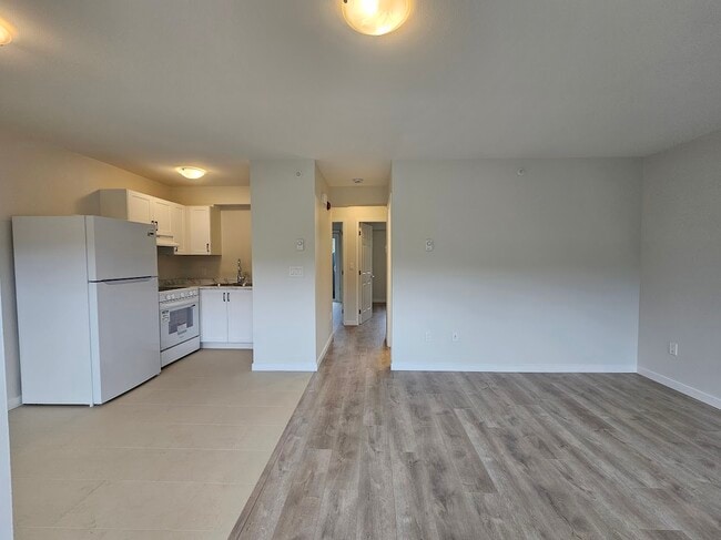 Building Photo - 45790 Lewis Ave