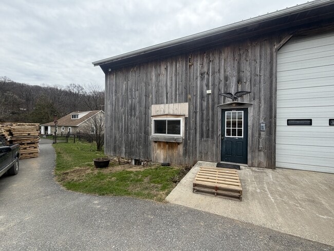 Building Photo - 990 Buck Heights Rd