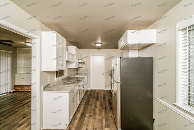 Foto del edificio - 6958 E 18th St