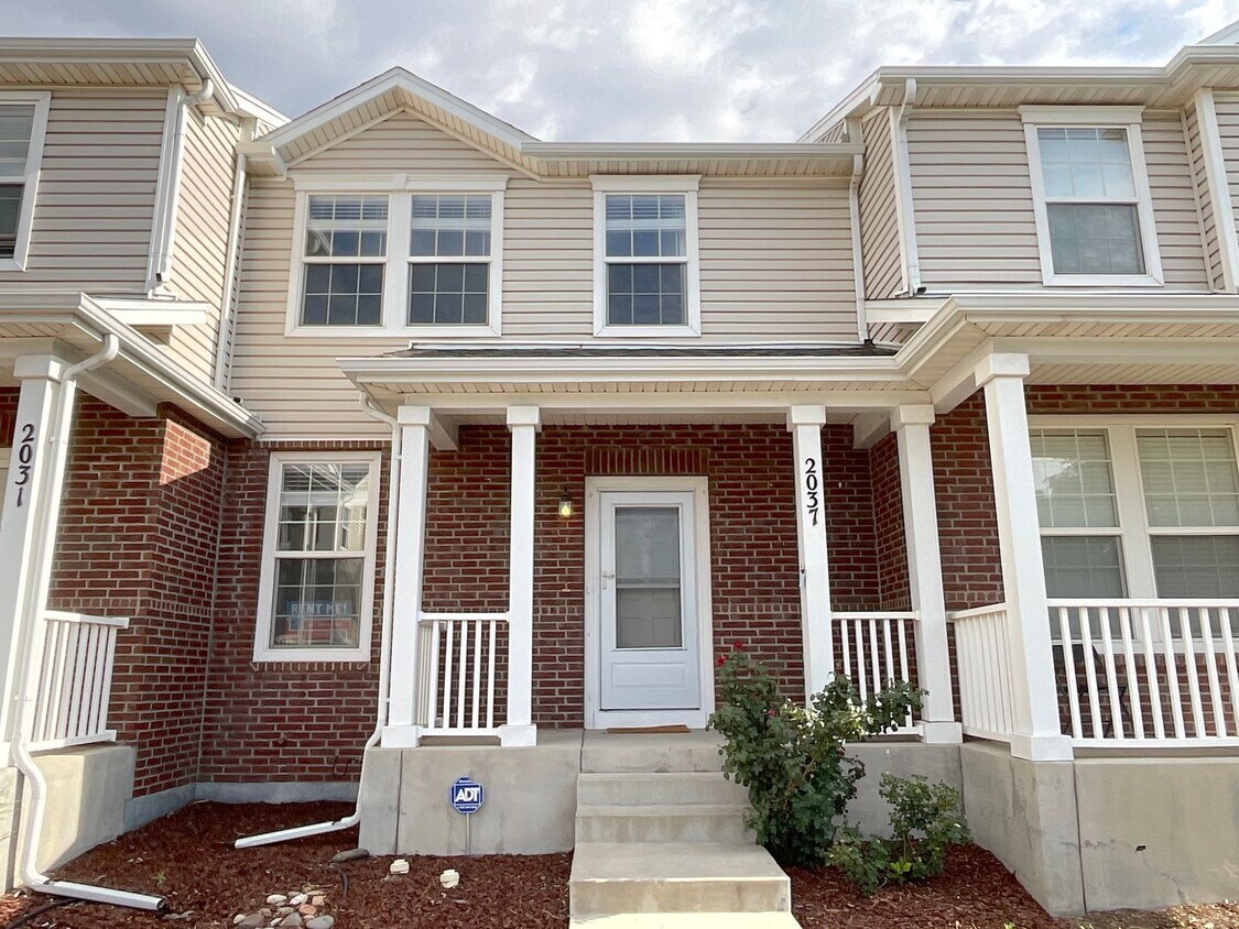 Primary Photo - 2 Bedroom Townhome Available Near S Circle...