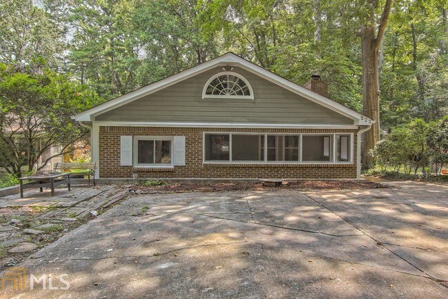 Building Photo - 523 Pine Dr