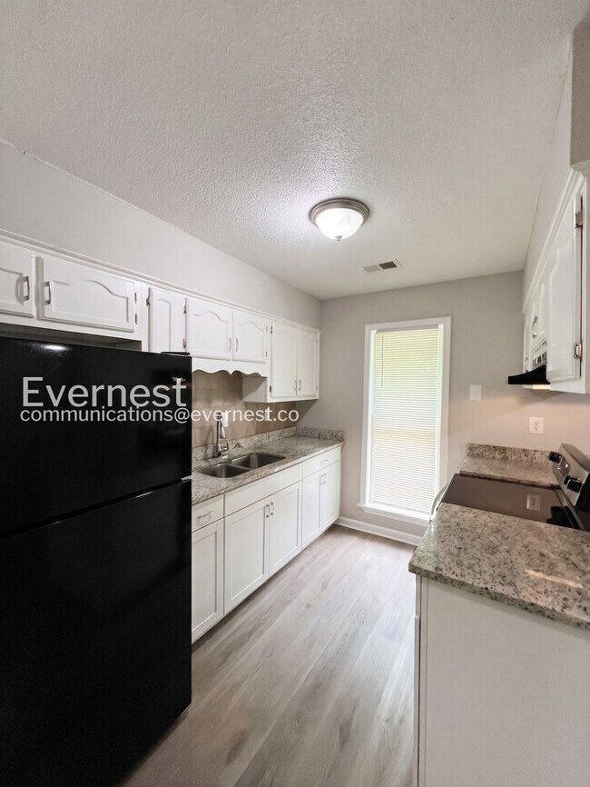 Foto del edificio - 6445 Collinwood Rd