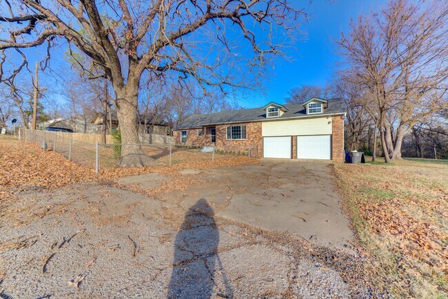 Foto del edificio - Stunning 4 Bed 3 Bath Home on Quiet Street!