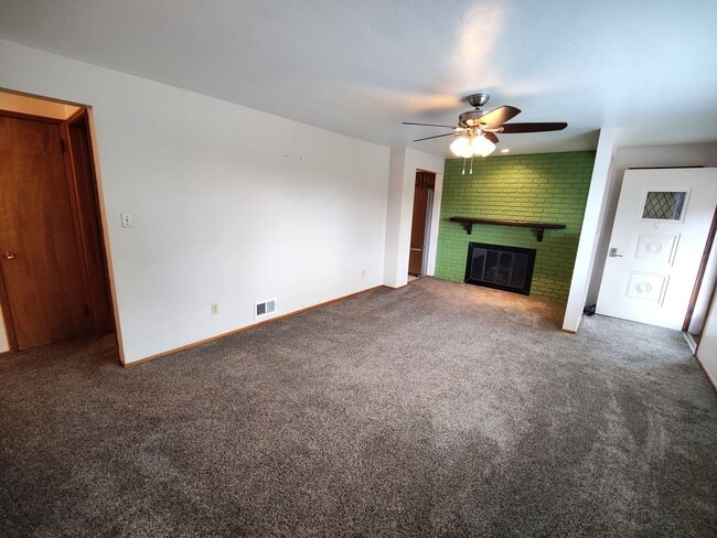 Building Photo - *Updated & Charming 2BD/2BA Single Family ...