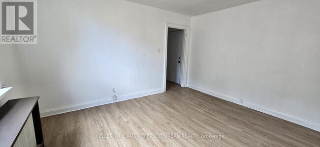 Photo du bâtiment - 137 Eglinton Ave W