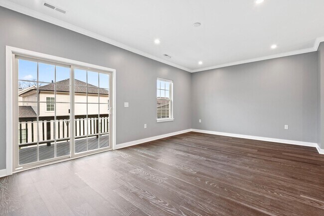 Foto del edificio - Applications Pending! Available February 2026! Gorgeous, Like New 4 Bed, 4 Bath Near Southpoint M...