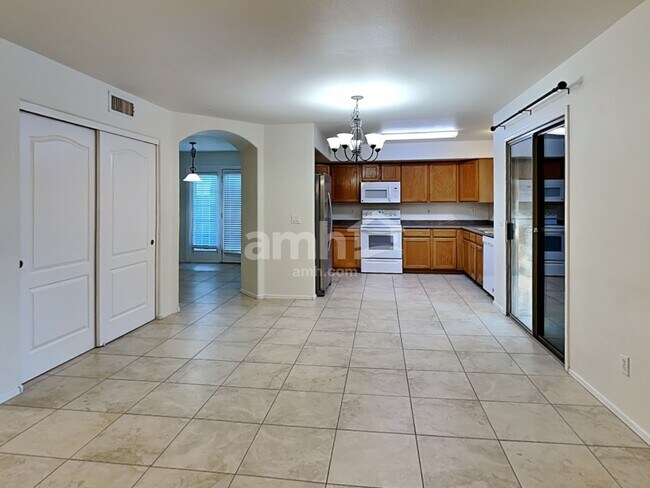 Building Photo - 9325 E Oro Ave