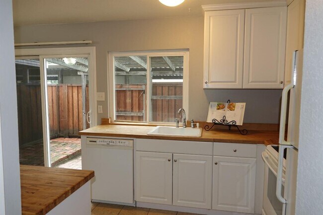 Building Photo - 8627 La Riviera Dr
