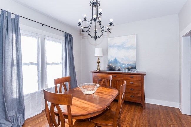 Comedor con capacidad para cuatro personas. - 853 5th Ave SE