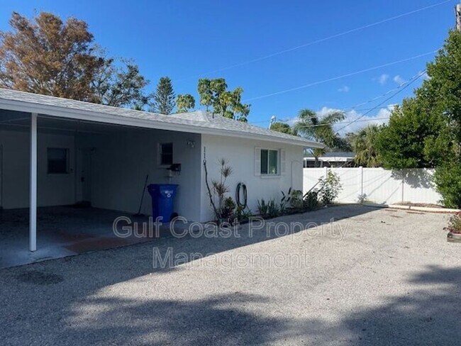 Foto del edificio - 119 Base Ave E