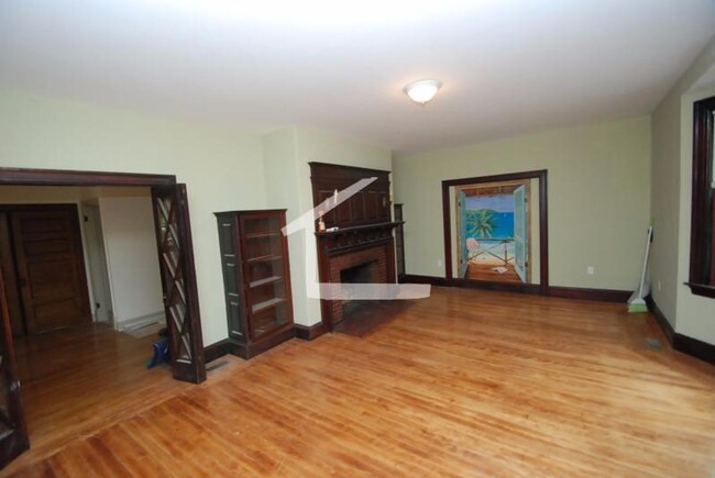 Foto del edificio - Large Unit on Cleveland Circle. In-Unit Wa...