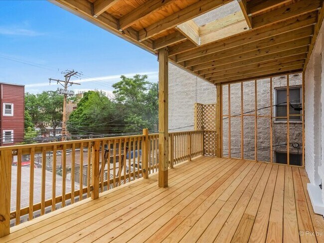 Building Photo - 634 W Briar Pl