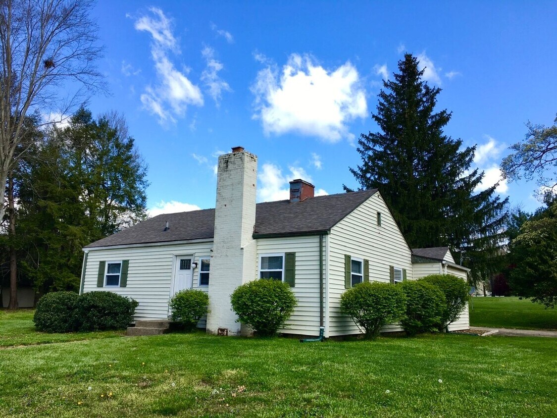 Primary Photo - 3 bedroom/1.5 bath home in Devola