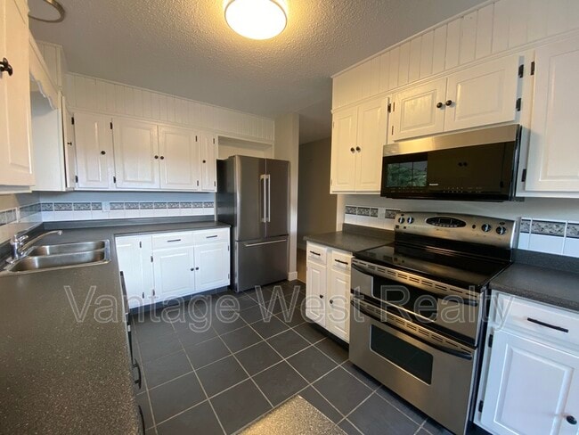 Building Photo - 166 Cariboo Rd