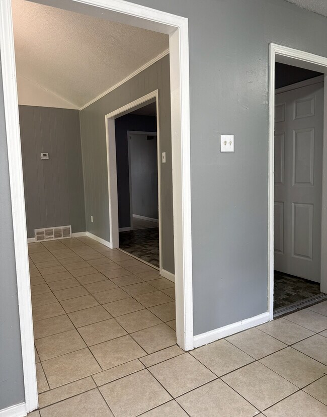 Foto del edificio - 5096 Breckenwood Dr