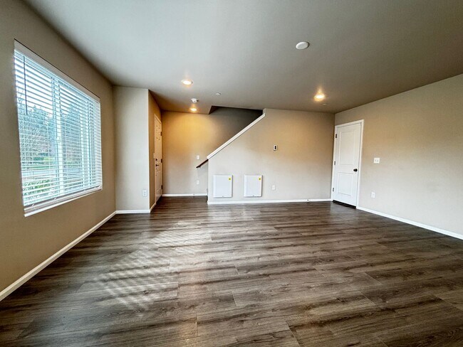 Building Photo - Wonderfully maintained Sunrise Townhome