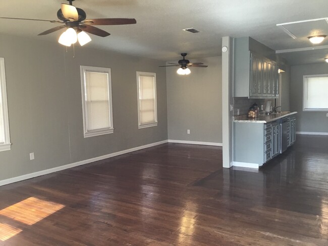 Building Photo - PRE -LEASING FOR AUGUST 1ST! 3 Bed/ 2 bath...