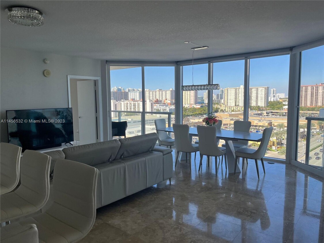 Foto principal - 16699 Collins Ave