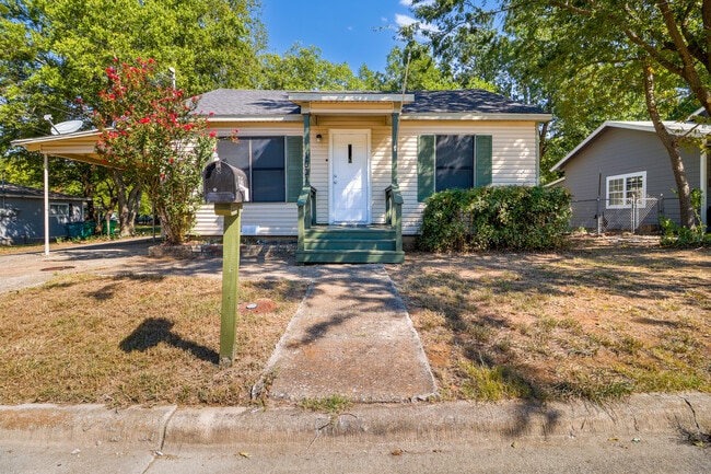Building Photo - 1021 Moss St