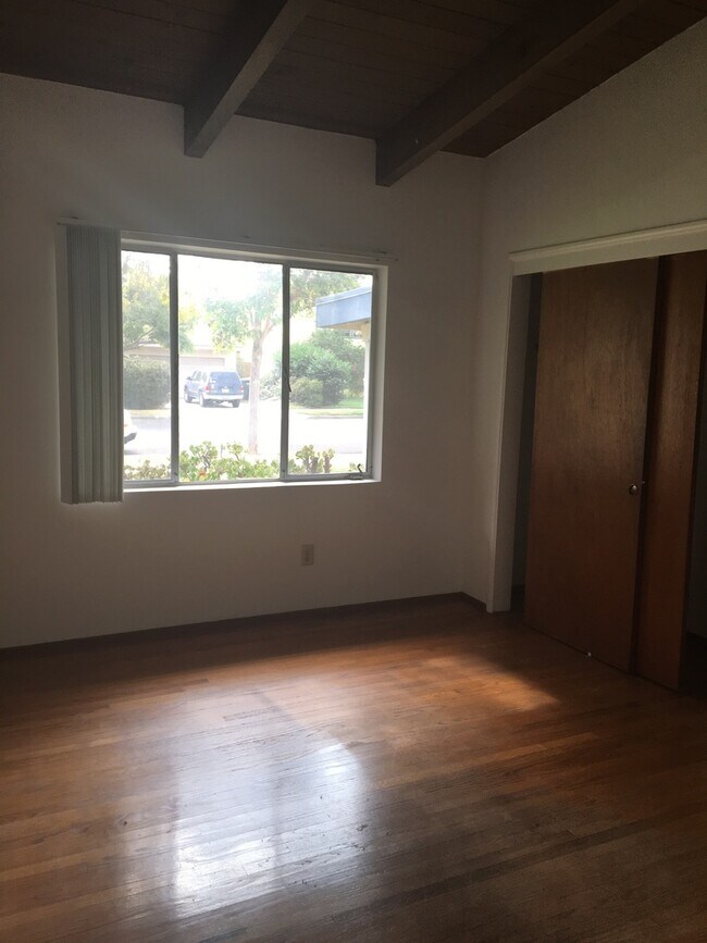 Foto del edificio - Country Club Area home with 4 bedrooms and...