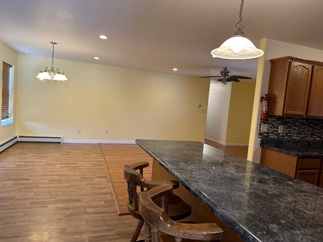 Building Photo - 883 Vineyard Ave