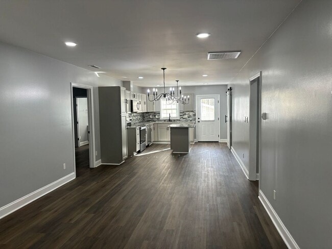 Building Photo - Beautifully Renovated 3 bedroom 3 bathroom...