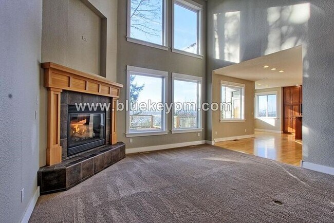 Building Photo - Vancouver Lake Overlook 3 Bed, 3.5 Bath Lu...