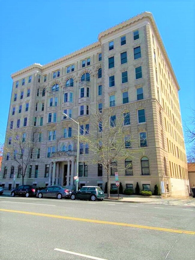 Building Photo - Lovely 2 BR/1 BA Condo in Logan Circle!