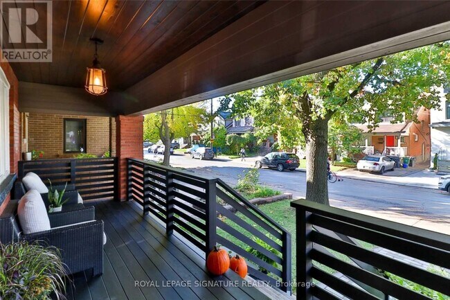 Photo du bâtiment - 157 Northcliffe Blvd