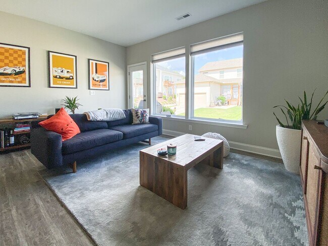 Foto del edificio - Beautiful Townhome at Manordale - LEASE TA...