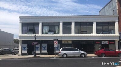 Building Photo - 215 Bank St