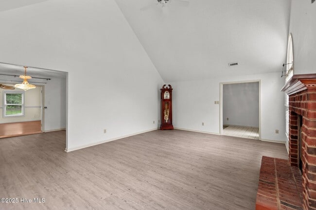 Building Photo - 221 Forest Oaks Dr