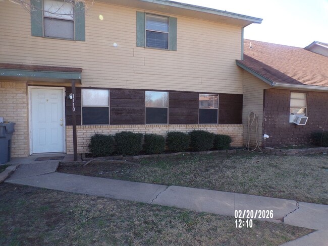 Building Photo - 2 STORY TOWNHOUSE , CLOSE TO SHOPPING AND RESTAURANTS