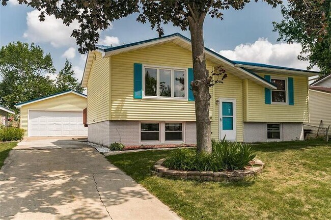 Building Photo - 3600 Spruce Wood Dr NE