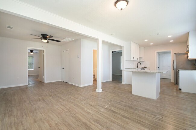 Foto del edificio - UPDATED WILLOW PARK 3-BEDROOM