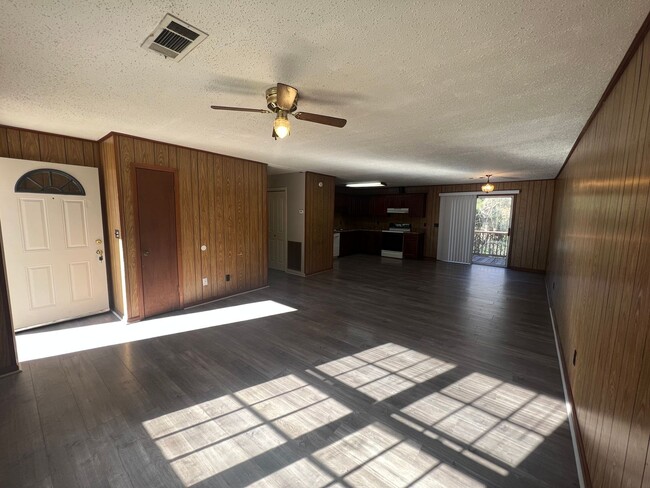 Foto del edificio - 3 bedroom 1 bathroom home in Colonial Hills