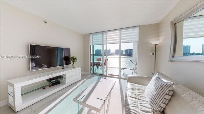 Foto del edificio - 18100 N Bay Rd